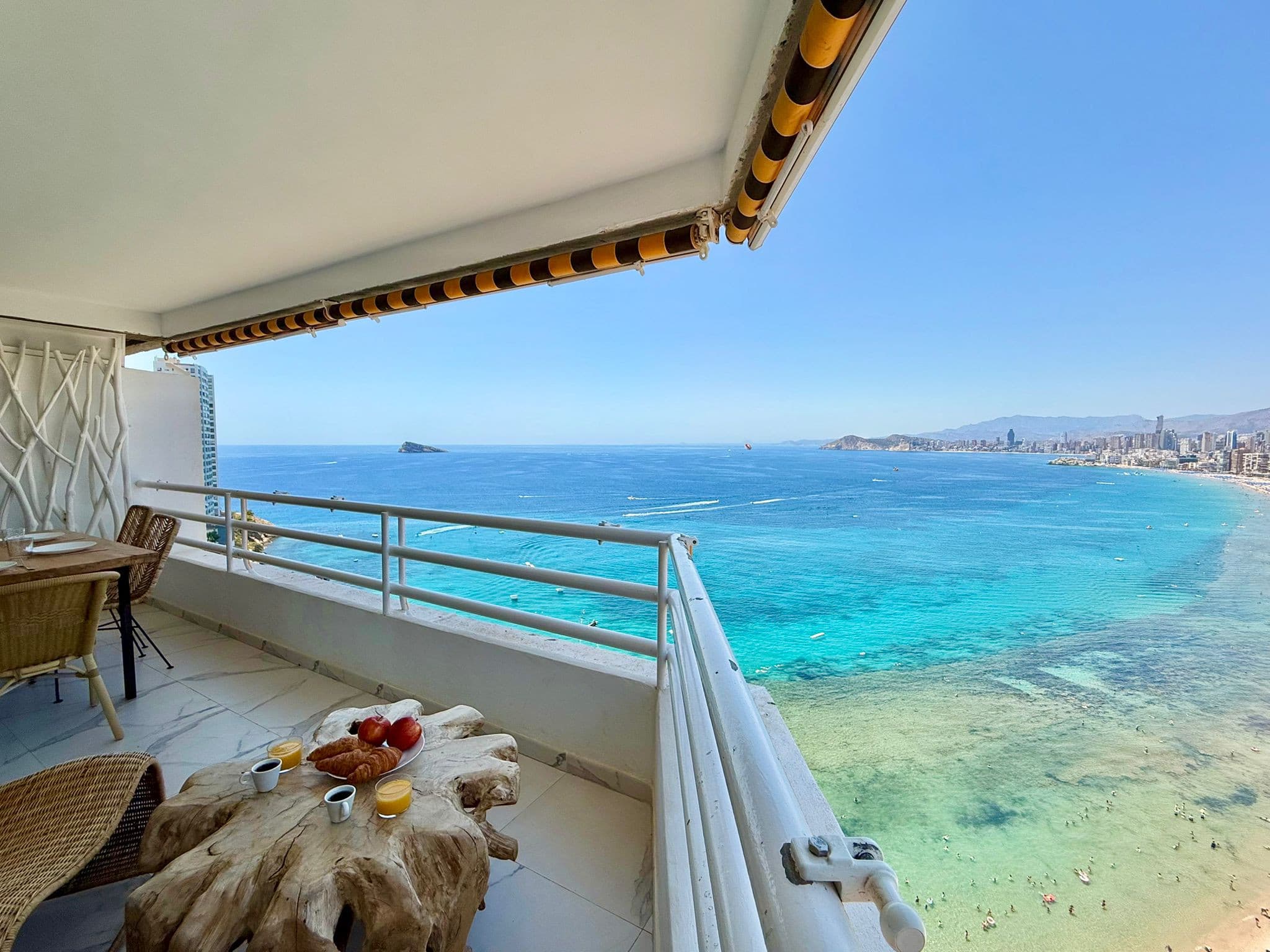 LUXURY BENIDORM FRONTLINE APARTMENT LEVANTE (A053)